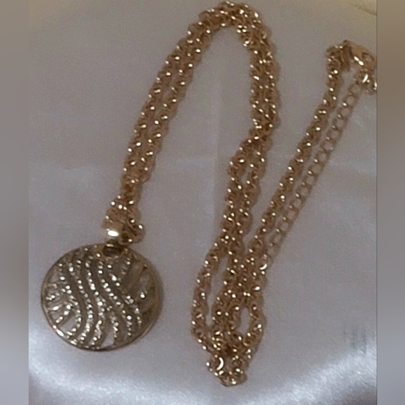 SAQ Avon Gold Tone Round Necklace With Clear Pave Rhinestones - Picture 5 of 9